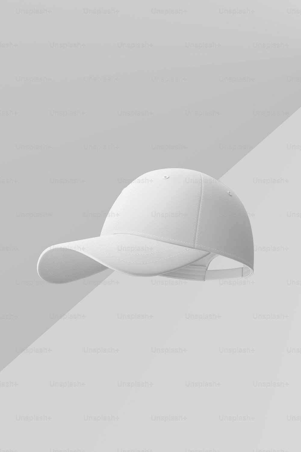 Una gorra de béisbol blanca sobre fondo gris