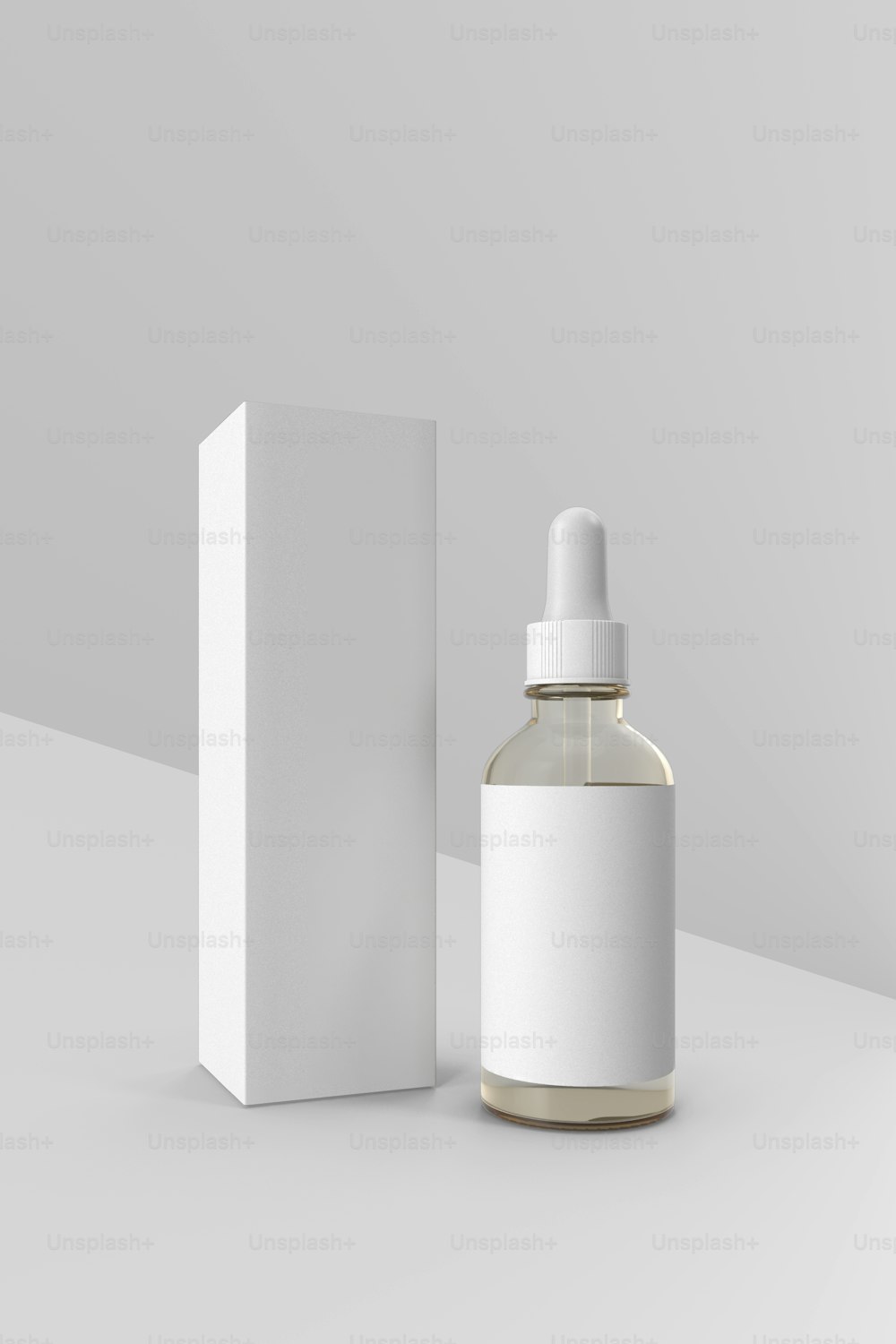 uma garrafa de líquido ao lado de uma caixa branca