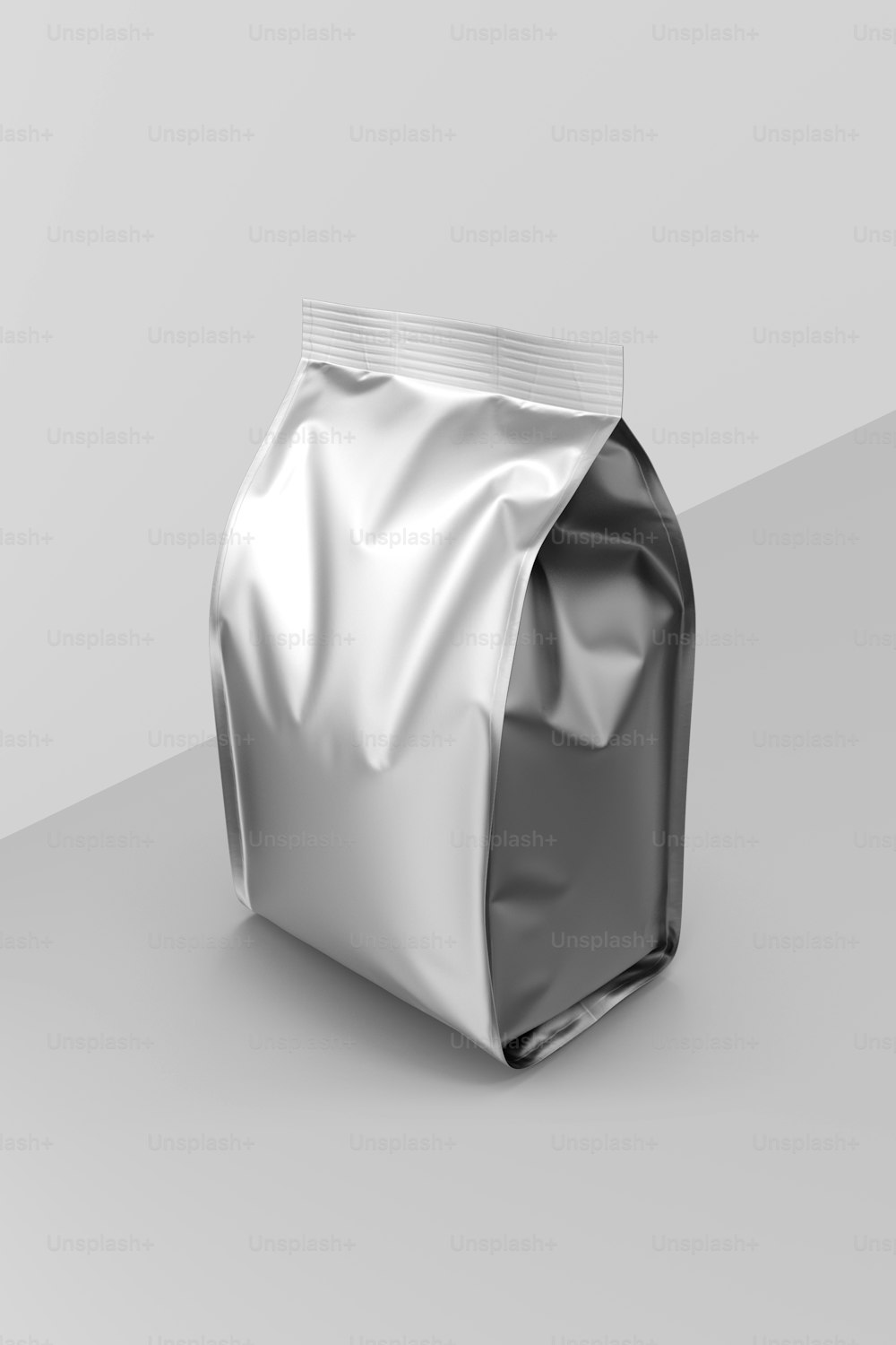 un sac en aluminium argenté avec un fond blanc