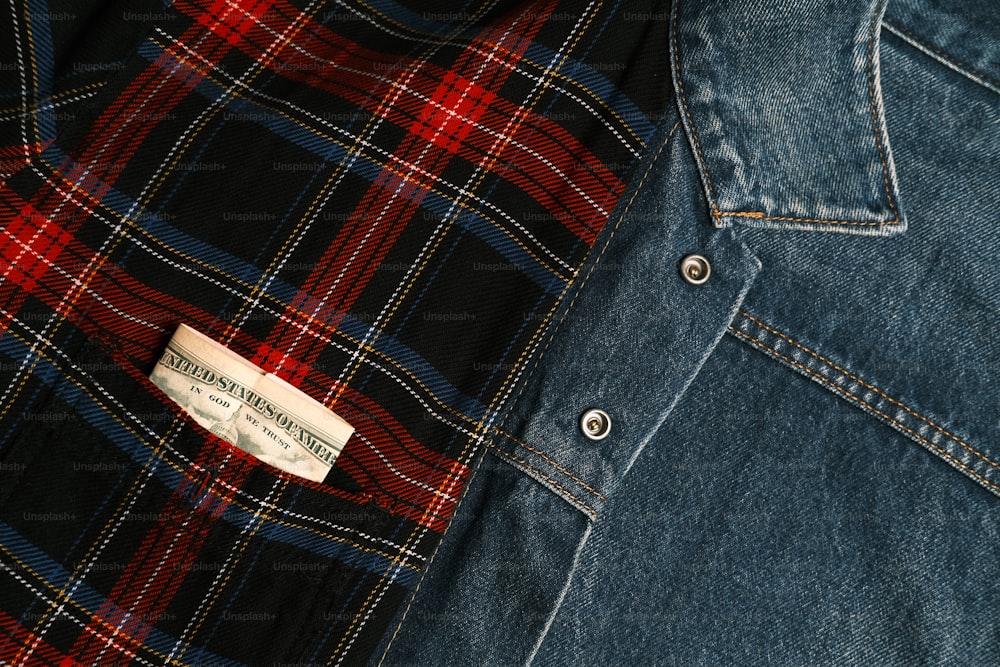 ein Etikett auf der Rückseite einer Jeansjacke