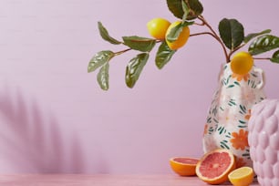 テーブルの上の花瓶の中のグレープフルーツとグレープフルーツ