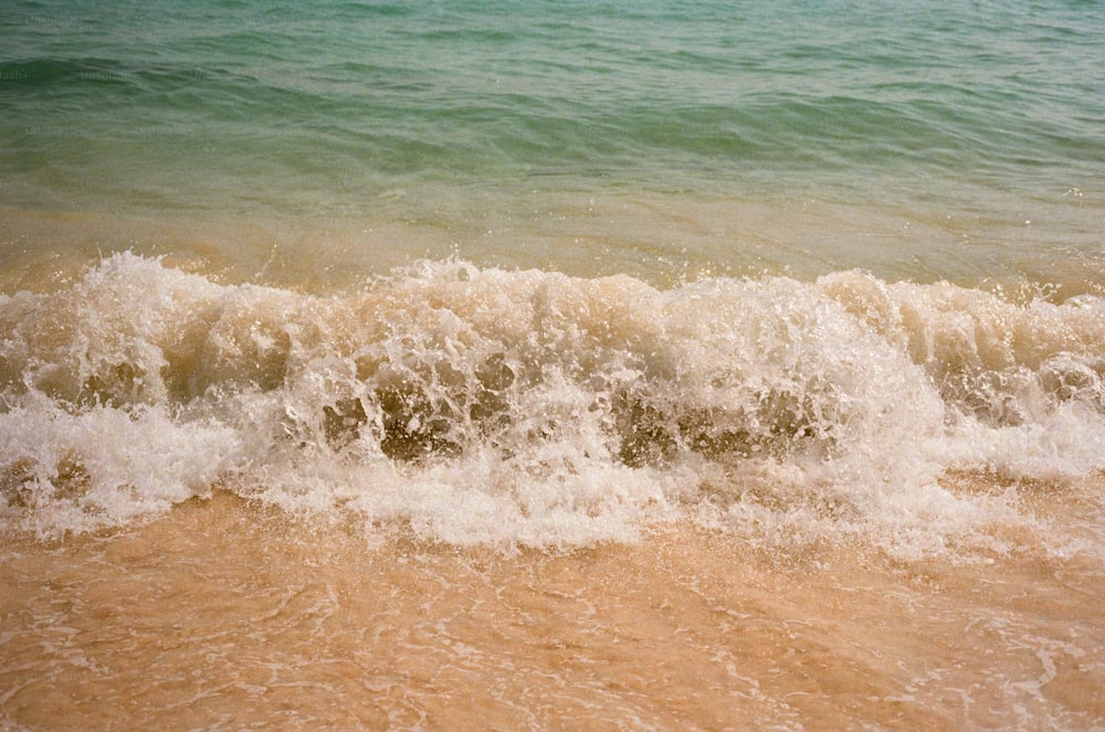 Un'onda sta arrivando sulla riva della spiaggia