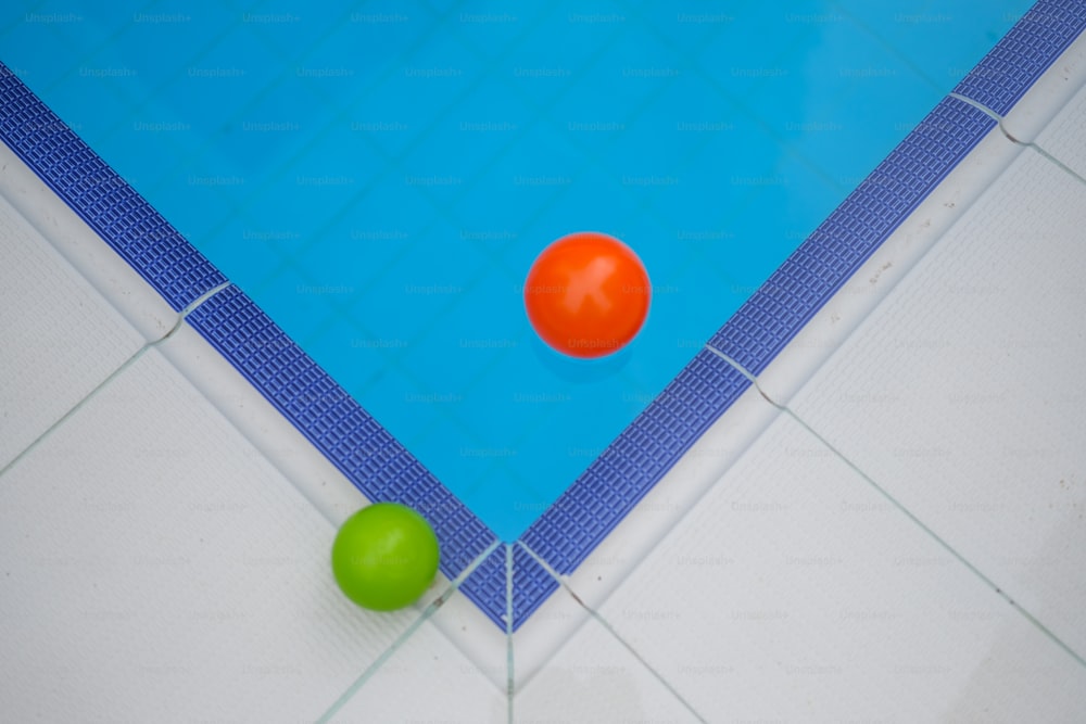 duas bolas em um piso de azulejo azul e branco