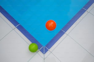 Due palline su un pavimento di piastrelle blu e bianche
