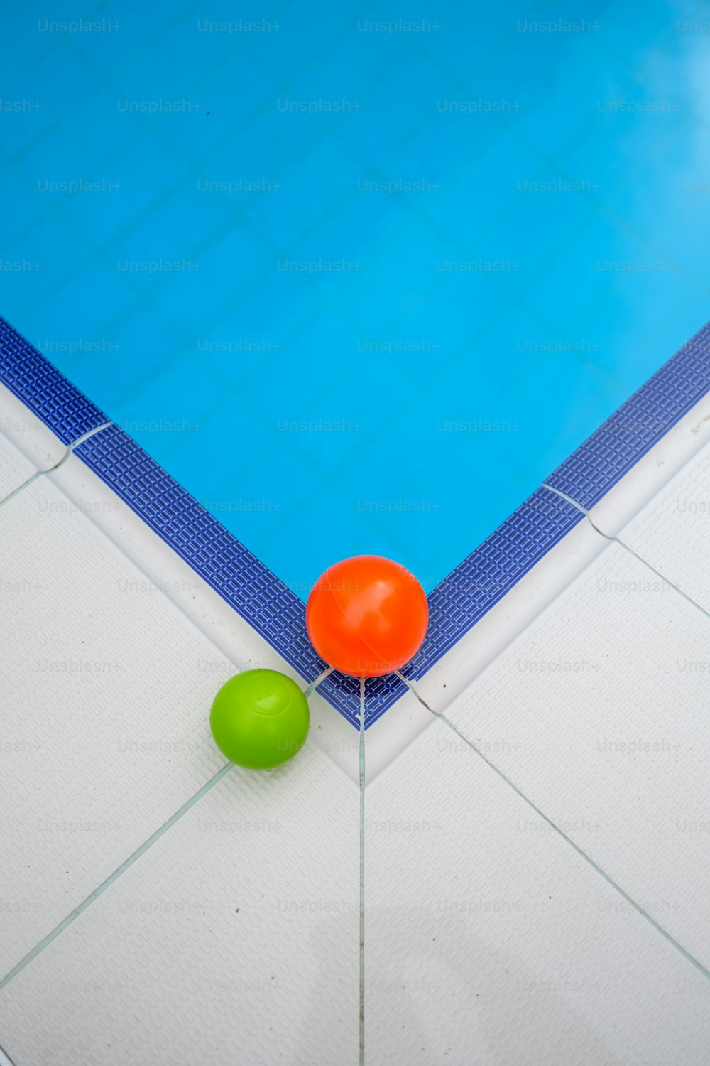 두 개의 공과 그물이있는 수영장