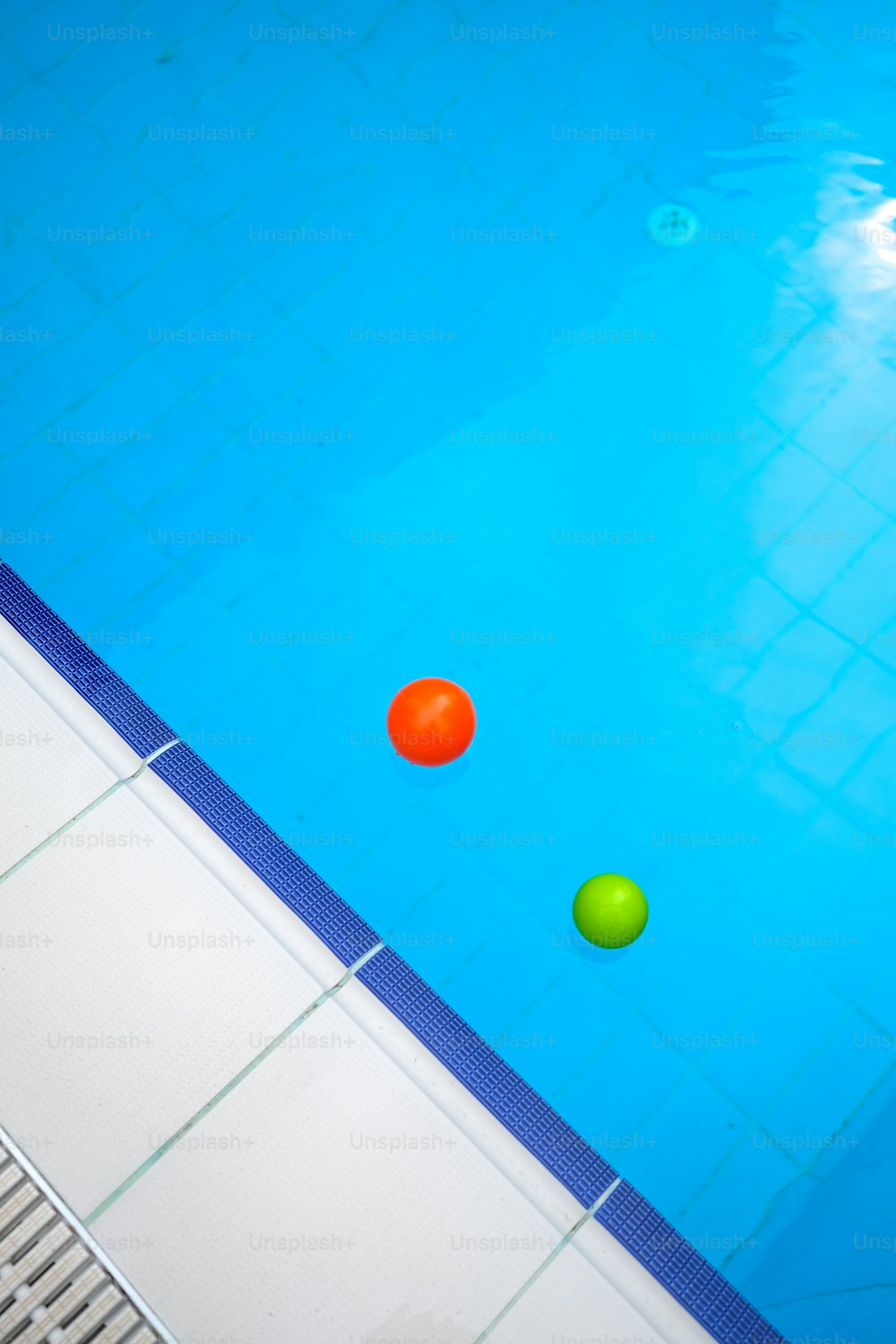 três bolas flutuando em uma piscina