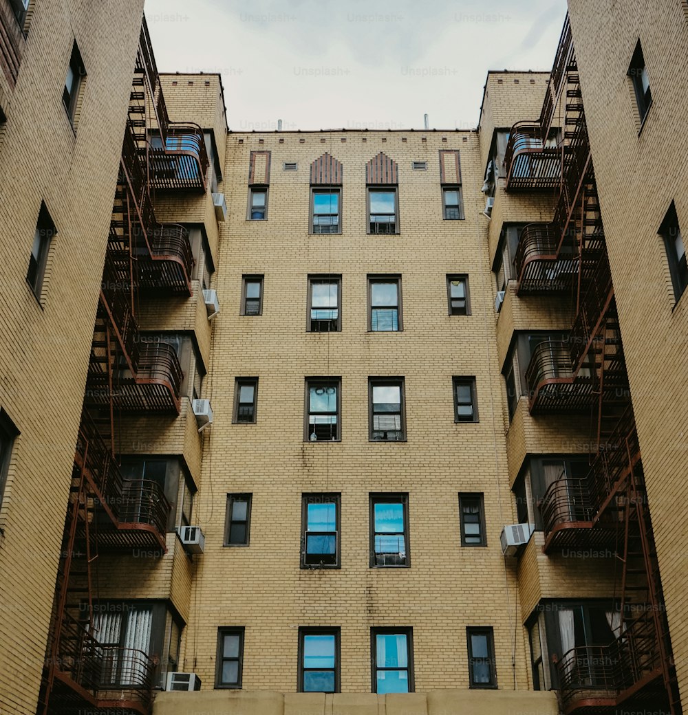 un edificio de apartamentos con balcones y una escalera de incendios
