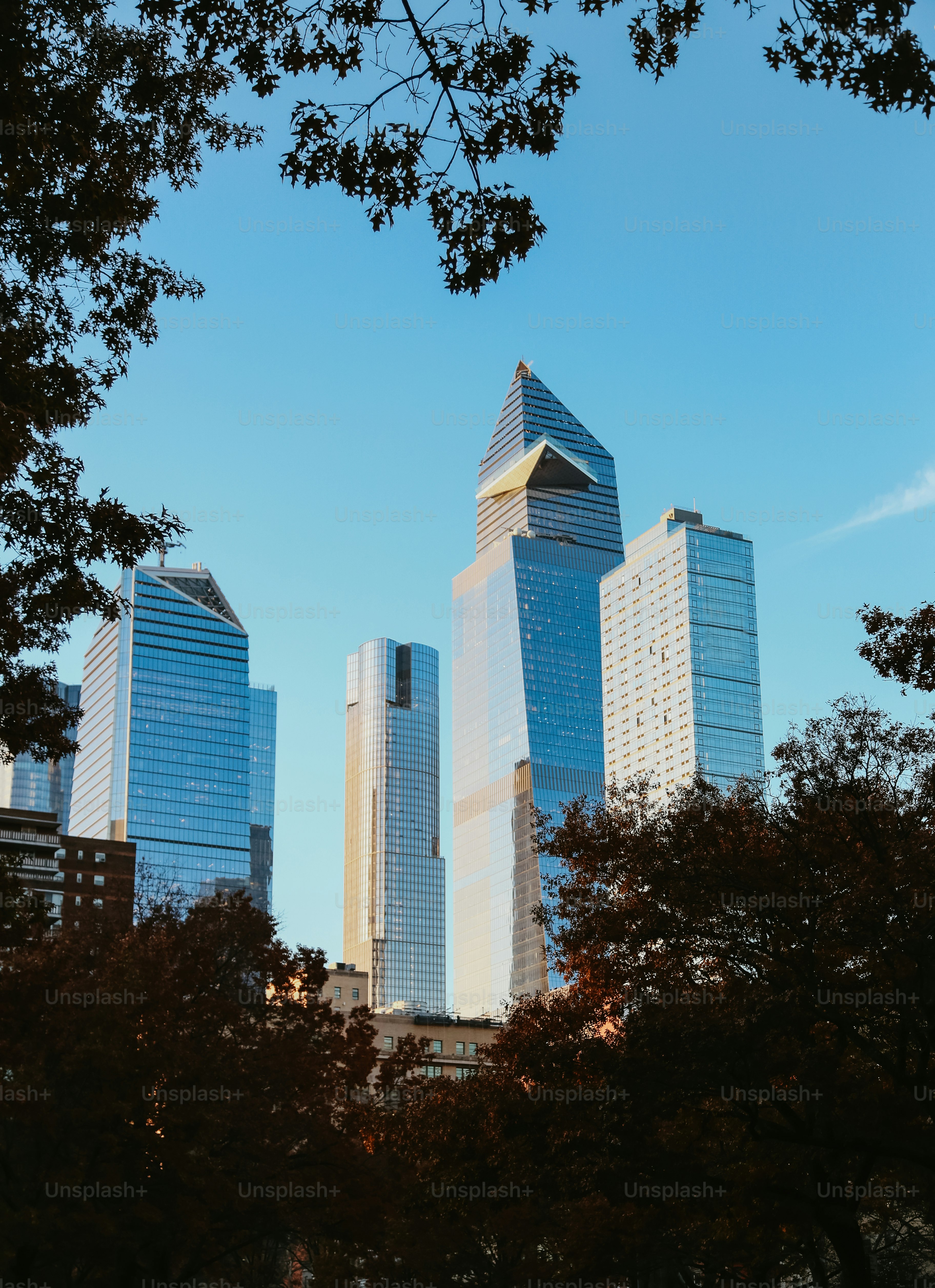 um grupo de edifícios altos sentados um ao lado do outro