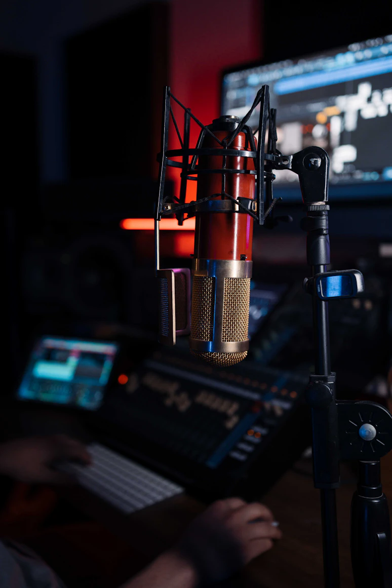 Micrófono profesional en estudio de grabación