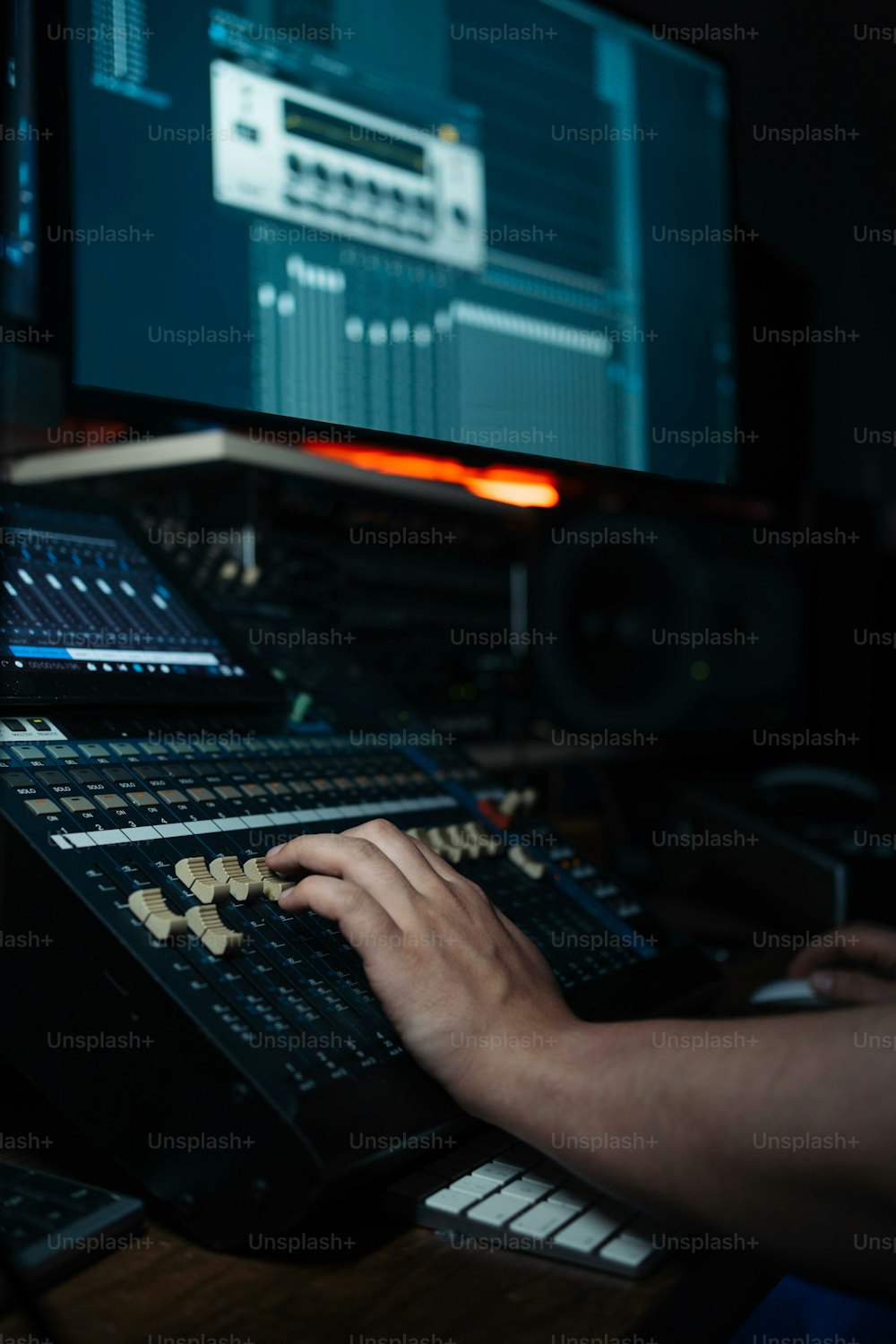 una persona che utilizza una console di missaggio del suono in uno studio di registrazione