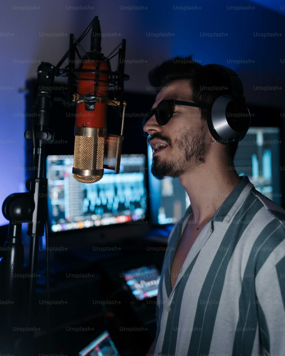 Un hombre con auriculares frente a un micrófono