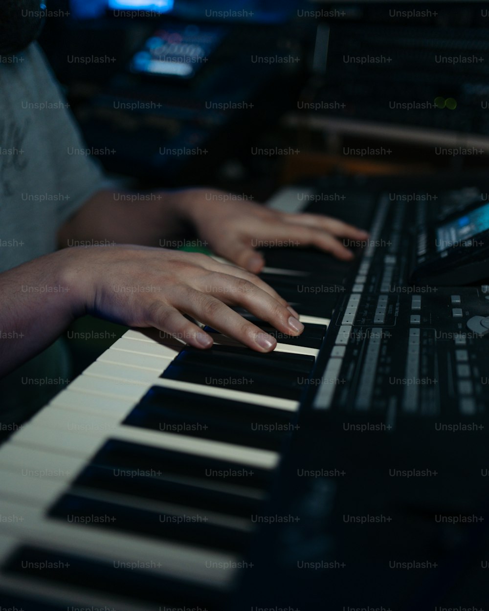 um close up de uma pessoa tocando um teclado