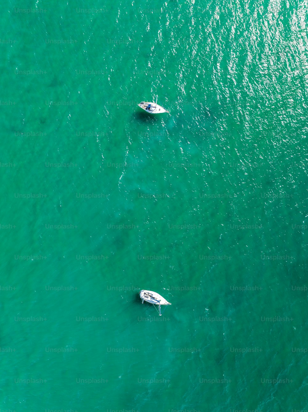 um par de barcos flutuando em cima de um corpo de água