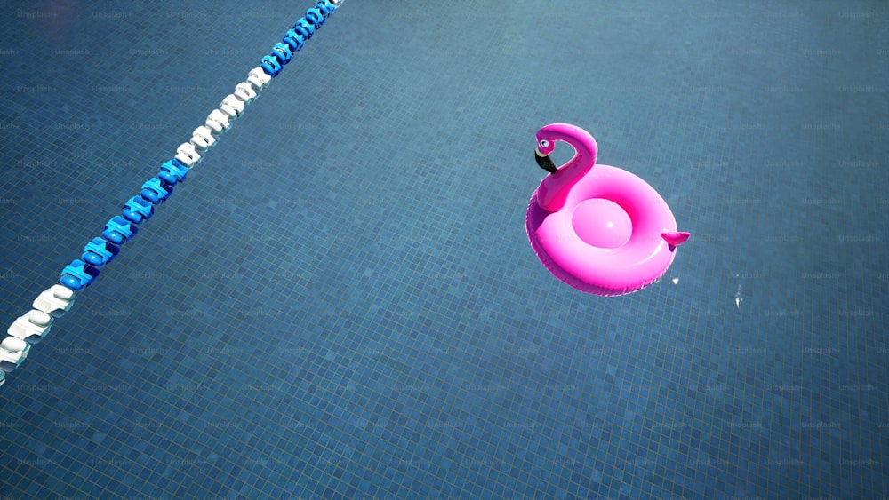 um flamingo rosa inflável flutuando em uma piscina