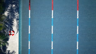 빨간색, 흰색, 파란색 목걸이가 측면에 매달려있는 수영장