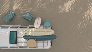 uma vista aérea de uma praia com pranchas de surf e cadeiras