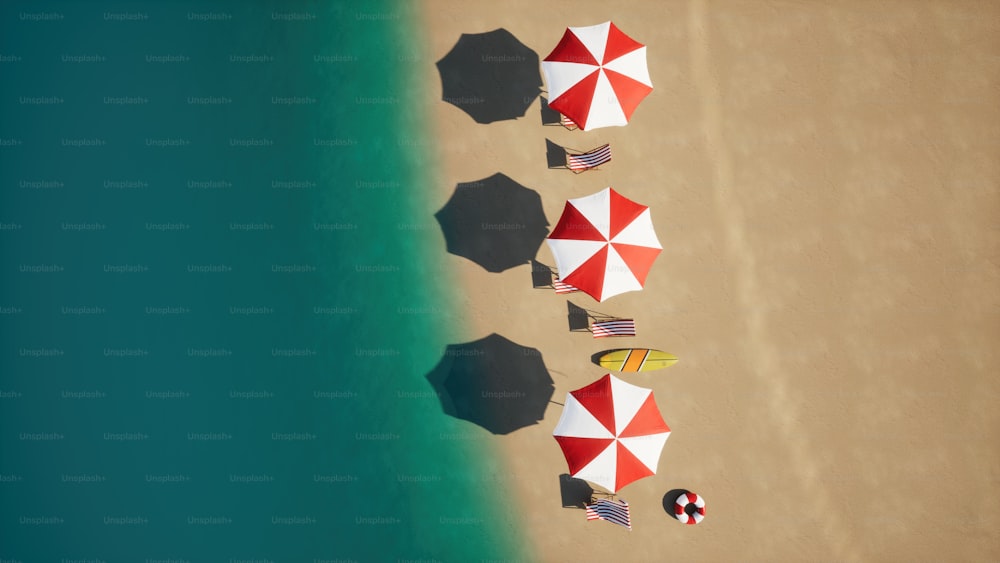 Eine Gruppe von Sonnenschirmen, die auf einem Sandstrand sitzen