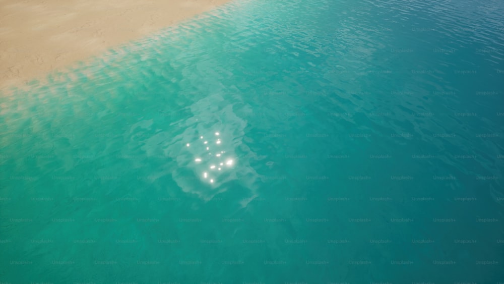 uno specchio d'acqua con una spiaggia sabbiosa sullo sfondo