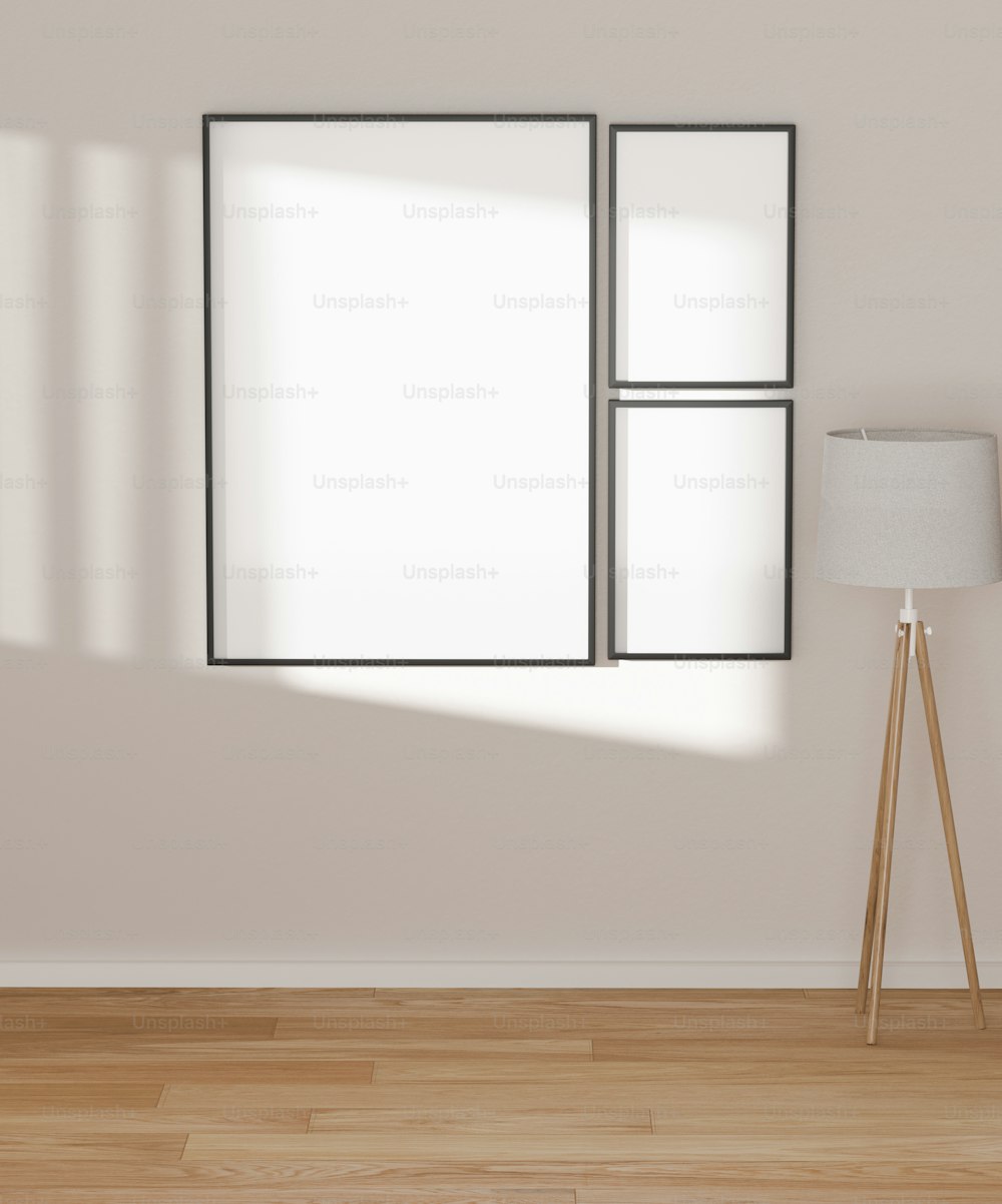 una habitación con una lámpara y un marco de fotos en la pared