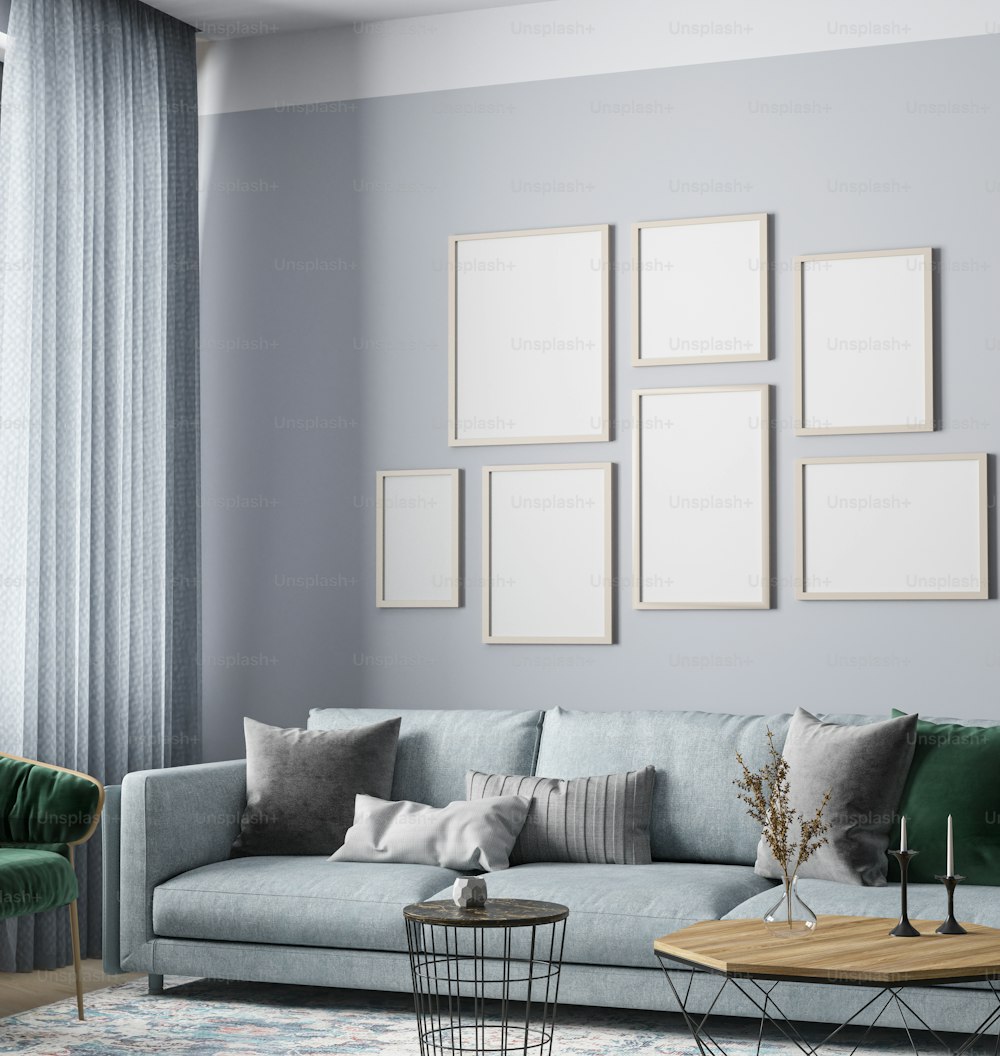 un soggiorno con divano, tavolino e quadri sul muro