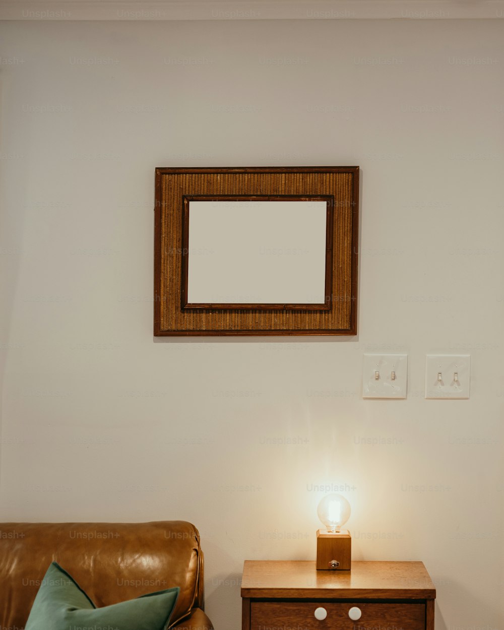una sala de estar con un sofá de cuero y una mesa de madera