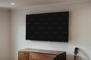 Una TV a schermo piatto montata su una parete