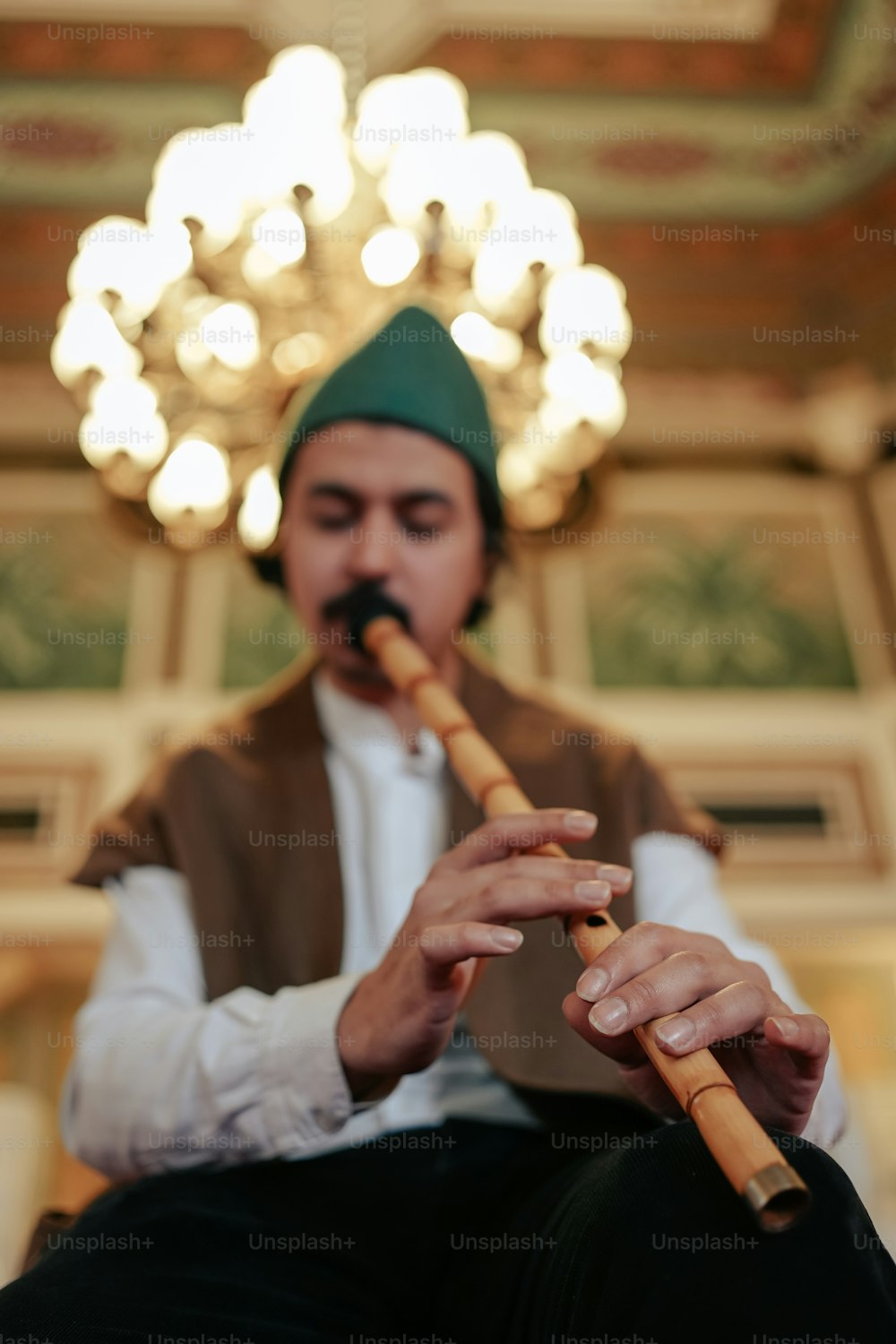 Un hombre con turbante tocando una flauta