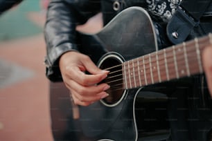 una persona sosteniendo una guitarra en sus manos