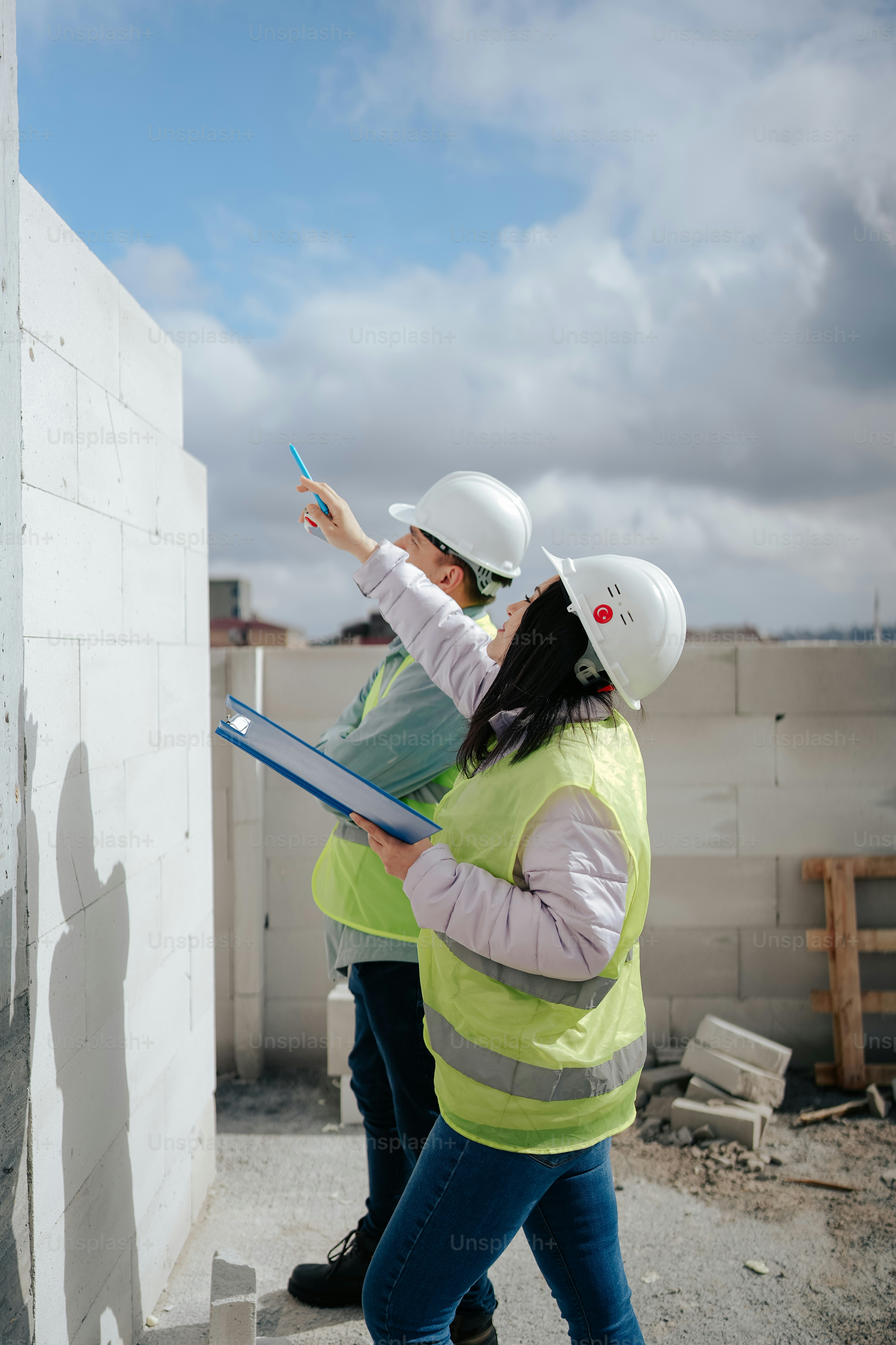 Ein paar Frauen stehen neben einer weißen Wand