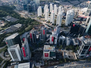 Una vista aérea de una ciudad con edificios altos