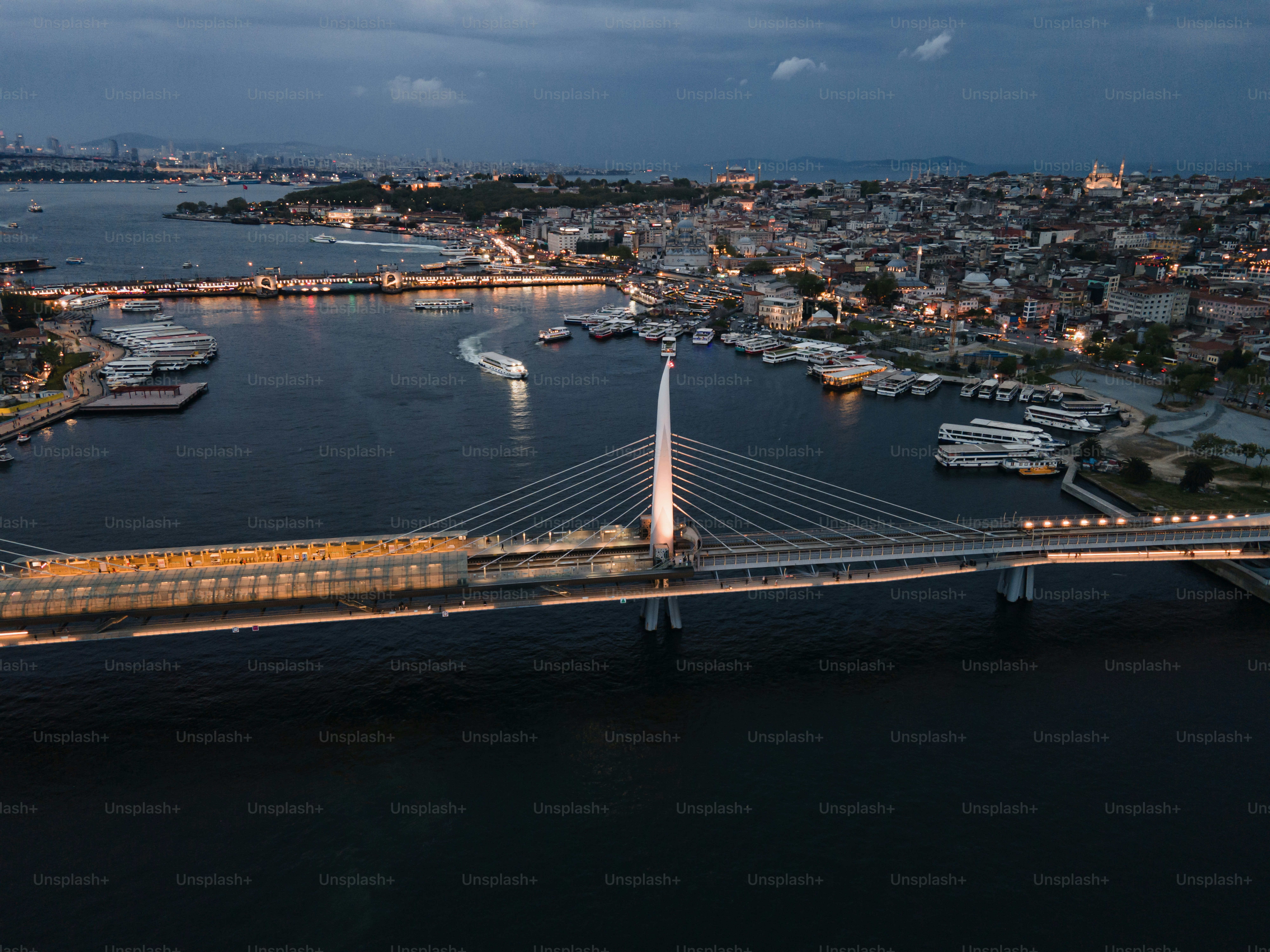 Luftaufnahme einer Brücke über ein Gewässer