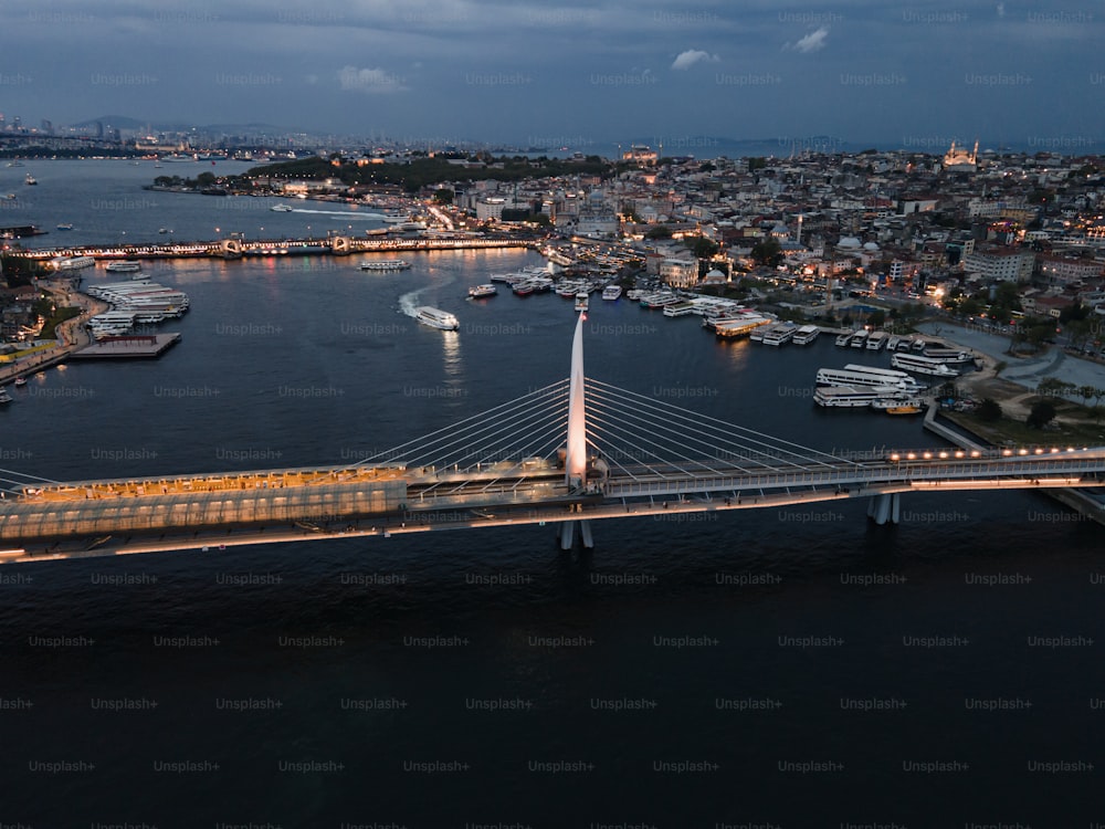 Una vista aérea de un puente sobre un cuerpo de agua