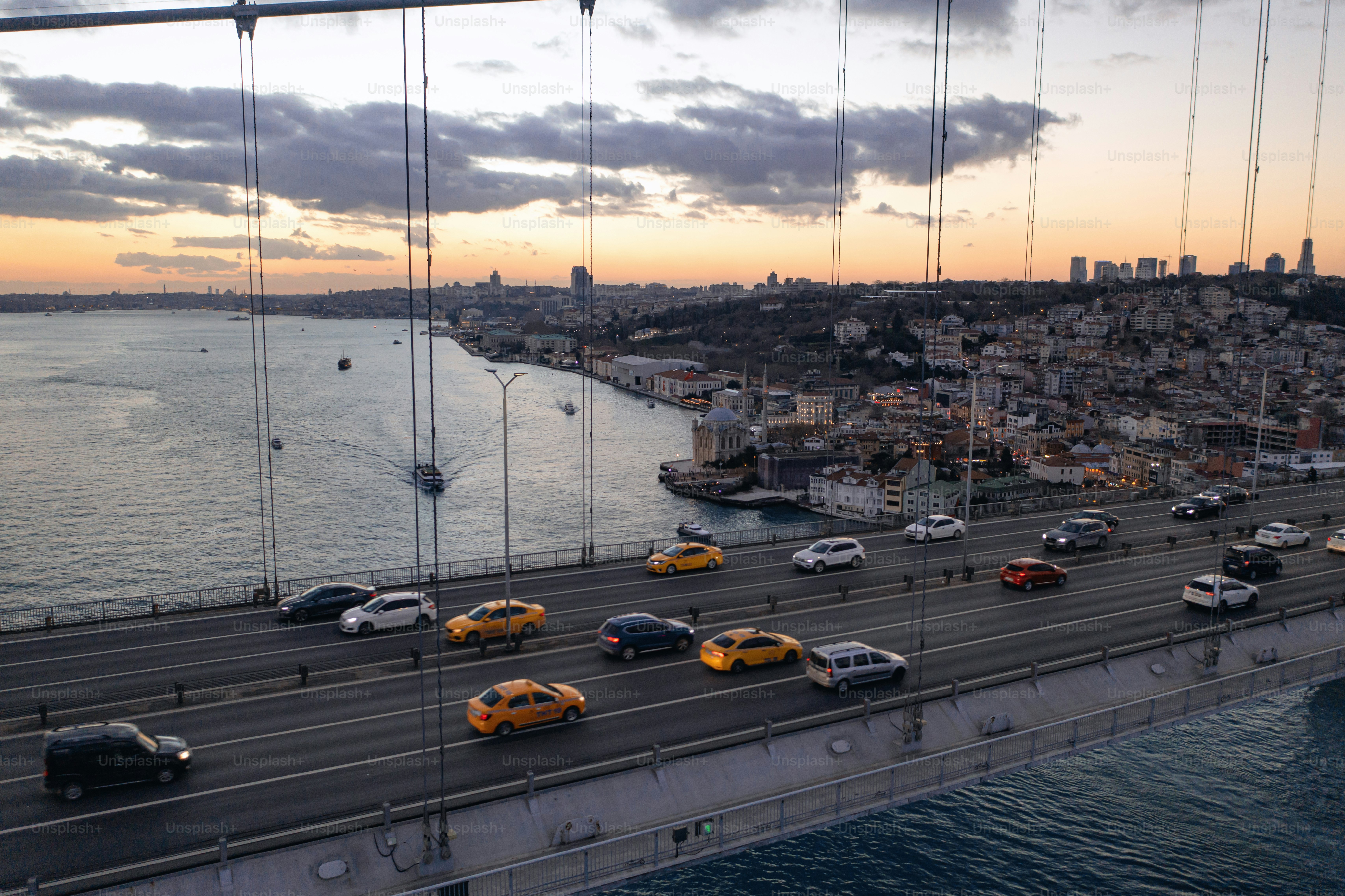 Ein Haufen Autos, die auf einer Brücke stehen