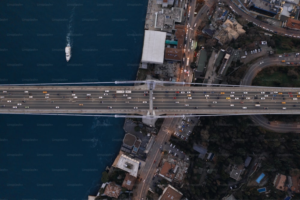 uma vista aérea de uma ponte sobre um corpo de água