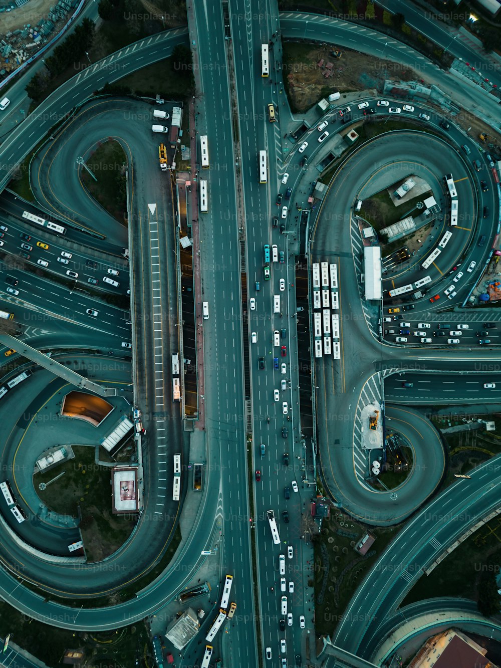 Una vista aérea de una concurrida intersección de autopistas