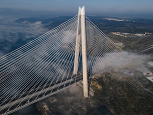 Una vista aérea de un puente en el cielo