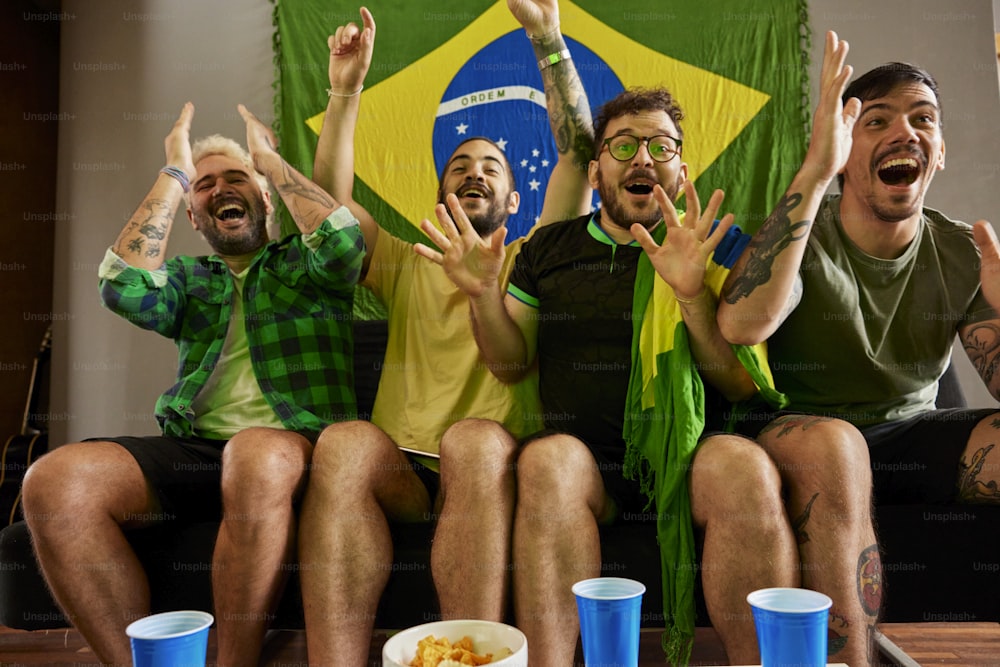 un groupe d’hommes assis sur une table