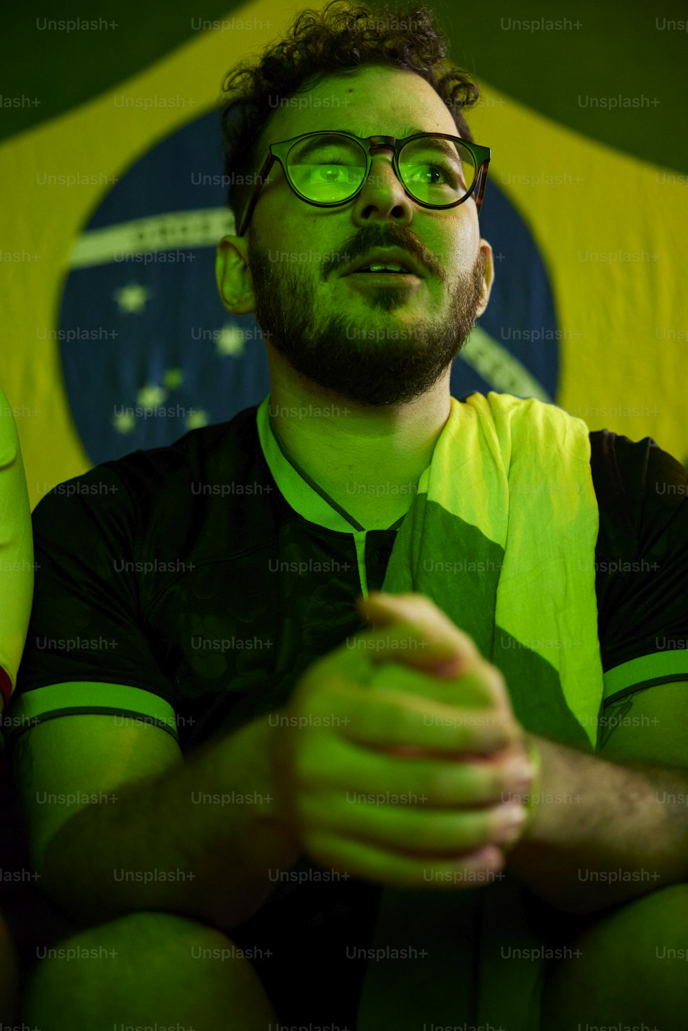 Un uomo che porta occhiali e un giubbotto verde