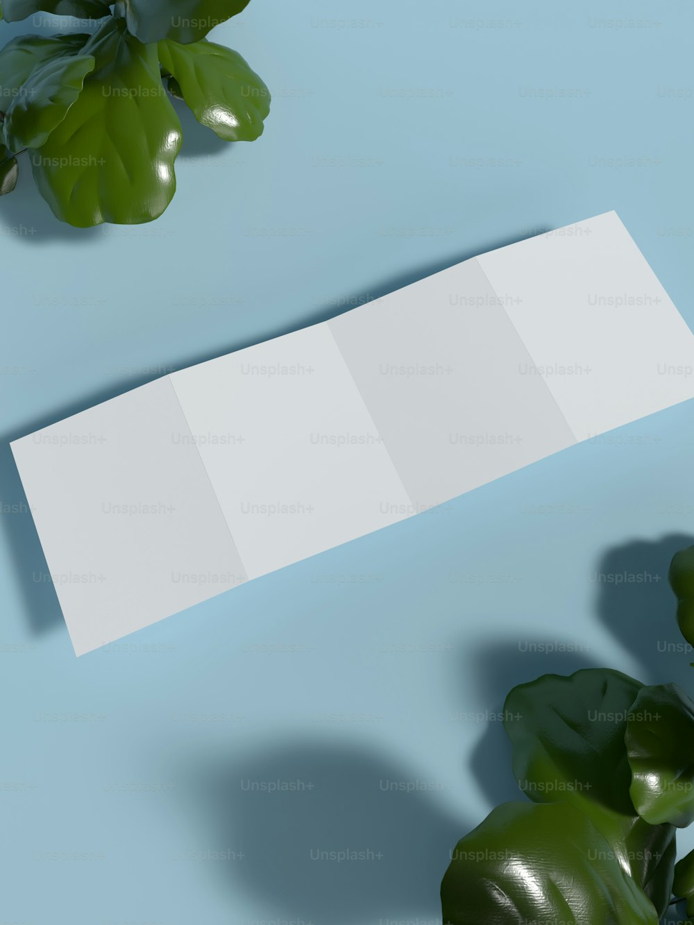 Un pedazo de papel en blanco junto a una planta en maceta