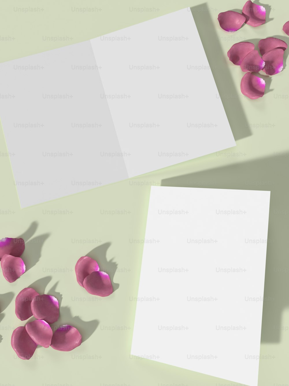 ein leeres Papier, umgeben von rosa Blütenblättern und Blütenblättern