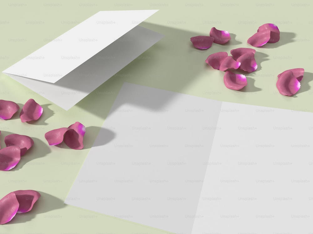 ein Blatt Papier mit rosa Blütenblättern darauf