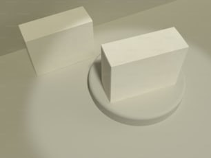 Ein weißes quadratisches Objekt, das auf einem Tisch sitzt