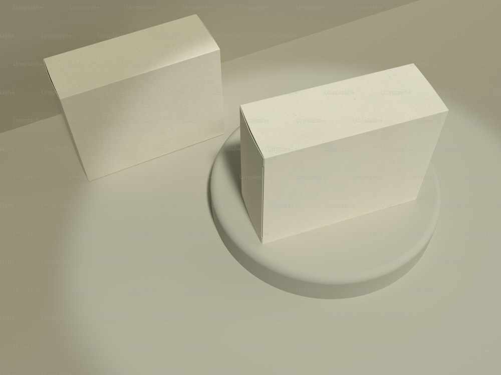 Un oggetto quadrato bianco seduto sopra un tavolo