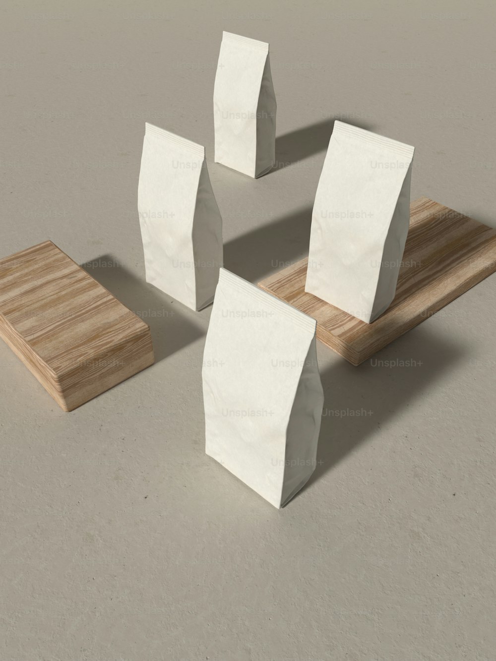 quatro pedaços de papel sentados em cima de uma tábua de corte de madeira
