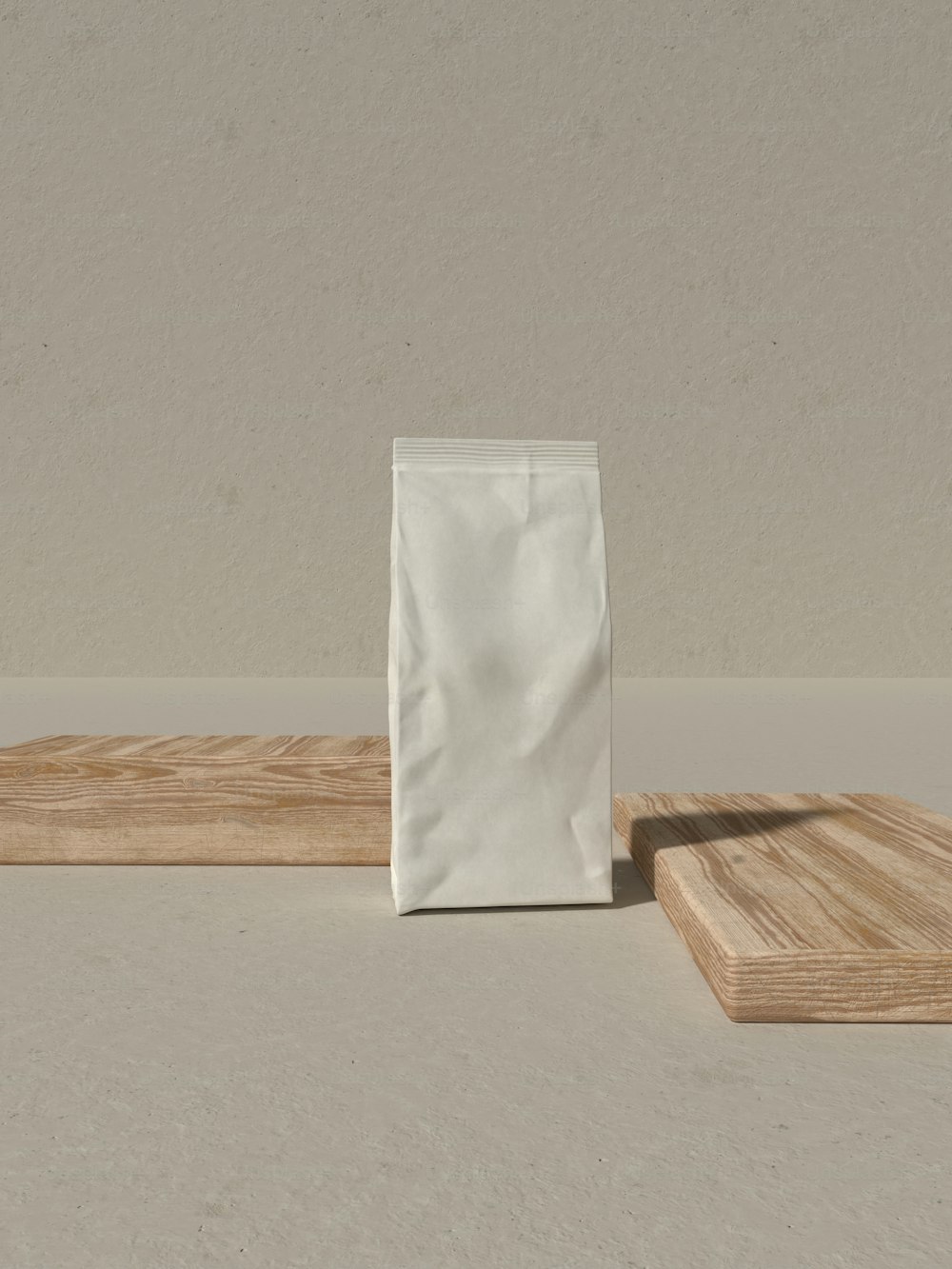 um saco de papel branco sentado em cima de uma tábua de corte de madeira