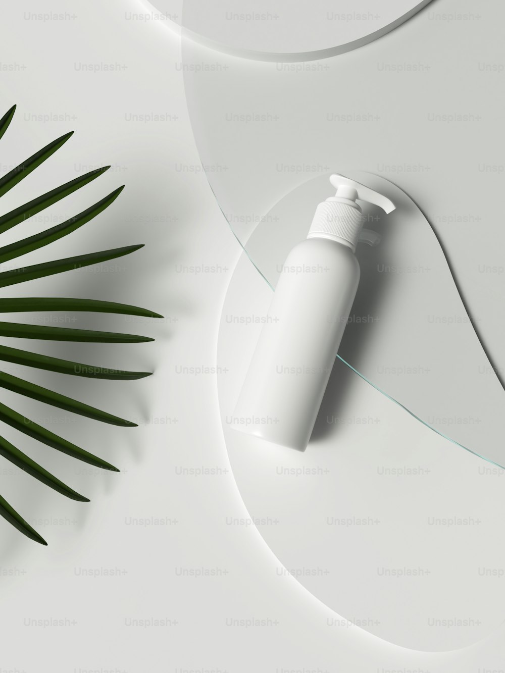 uma garrafa de loção ao lado de uma folha de palmeira