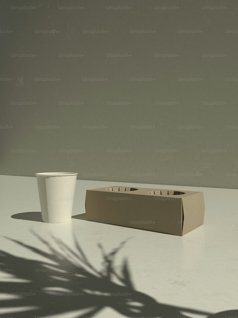 테이블 위의 상자와 컵