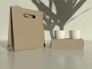 una bolsa de papel marrón y tres vasos blancos