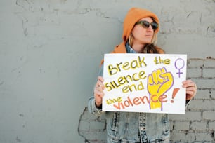 Une femme tenant une pancarte qui dit briser la science et nous sommes la violence