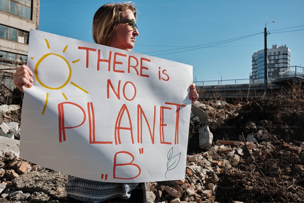 Una donna che tiene un cartello che dice che non esiste un pianeta B
